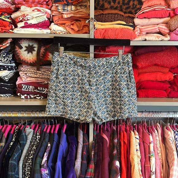 Loft size 00 (fits like 0-2) blue/gray/white flowered 4” shorts​ - Picture 1 of 3